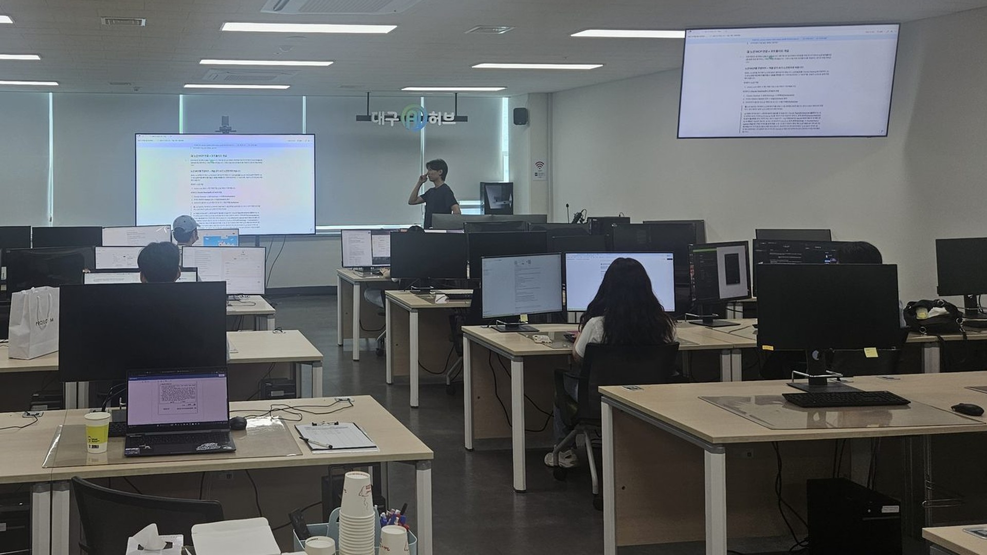 3일차, 각자 진도가 갈리기 시작해 앞뒤 화면에 기준 자료를 계속 띄워 둔 채 진행
